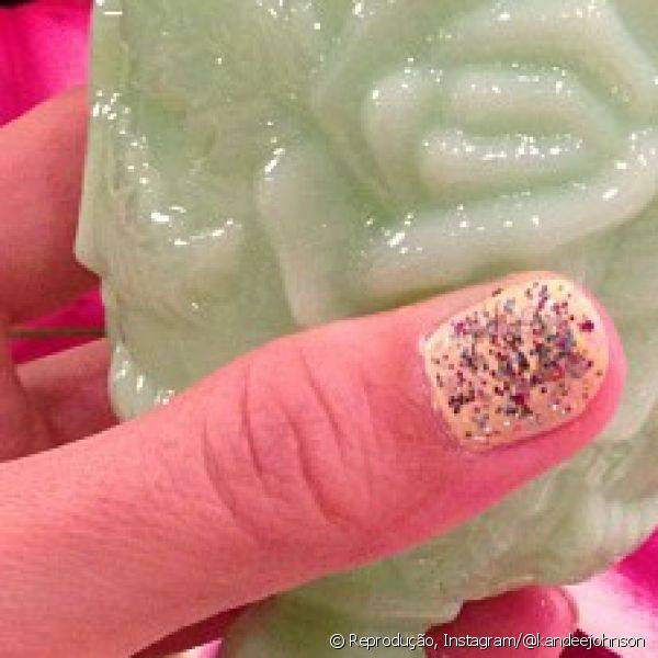 O glitter concentrado em grande quantidade no centro das unhas gera uma textura interessante na nail art